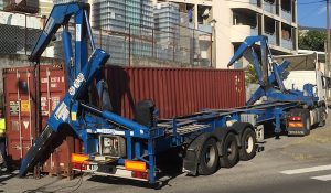 transport de container, dechargement latéral d'un conteneur