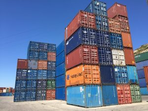 Container maritime: des piles de conteneurs d'occasion sur un depot